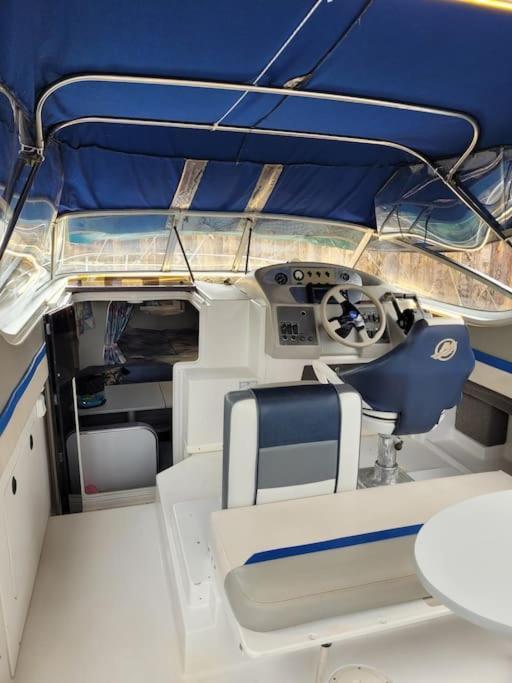 Botel Bateau Sur Terre Pres Du Bassin Capvern