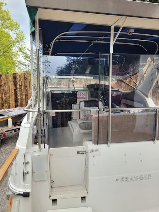 Bateau Sur Terre Pres Du Bassin Botel Capvern