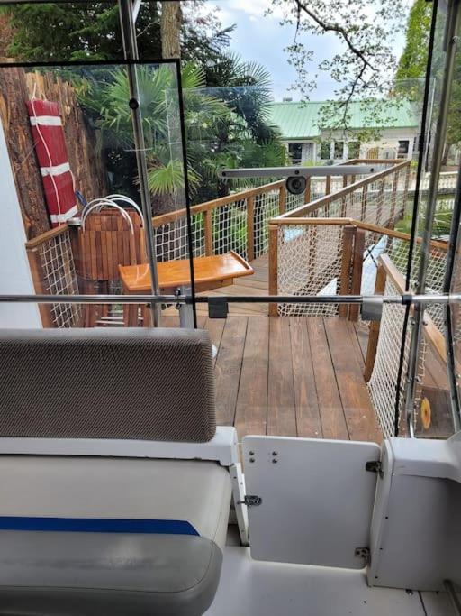 Bateau Sur Terre Pres Du Bassin * Capvern