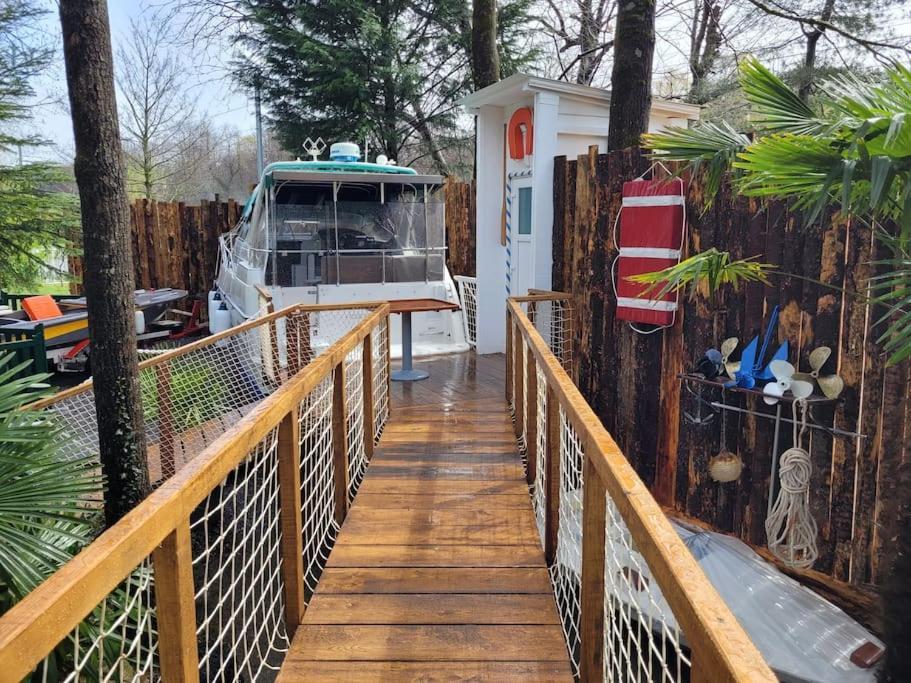 Botel Bateau Sur Terre Pres Du Bassin Capvern